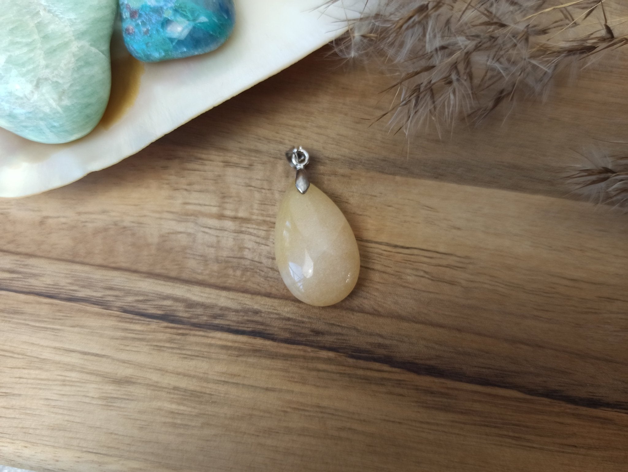 Gele aventurijn edelsteen hanger druppel | 25 mm – curated crystal by Marga Jacobs | rust, symboliek en intuïtieve zelfzorg