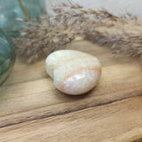 Gele calciet hart | 4,5 cm – curated crystal by Marga Jacobs | rust, symboliek en intuïtieve zelfzorg