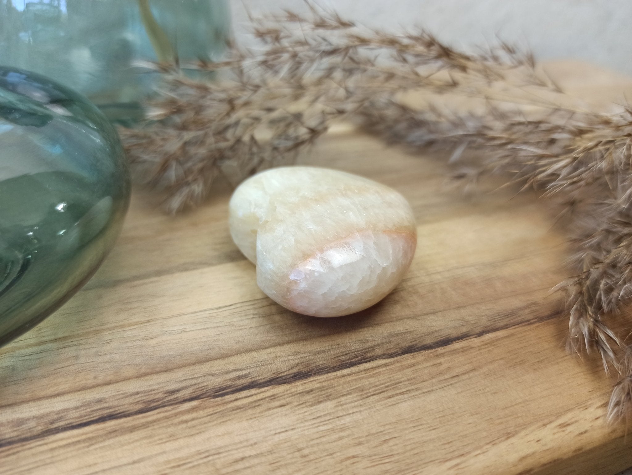 Gele calciet hart | 4,5 cm – curated crystal by Marga Jacobs | rust, symboliek en intuïtieve zelfzorg