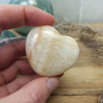 Gele calciet hart | 4,5 cm – curated crystal by Marga Jacobs | rust, symboliek en intuïtieve zelfzorg