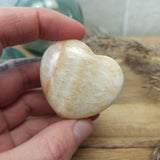 Gele calciet hart | 4,5 cm – curated crystal by Marga Jacobs | rust, symboliek en intuïtieve zelfzorg