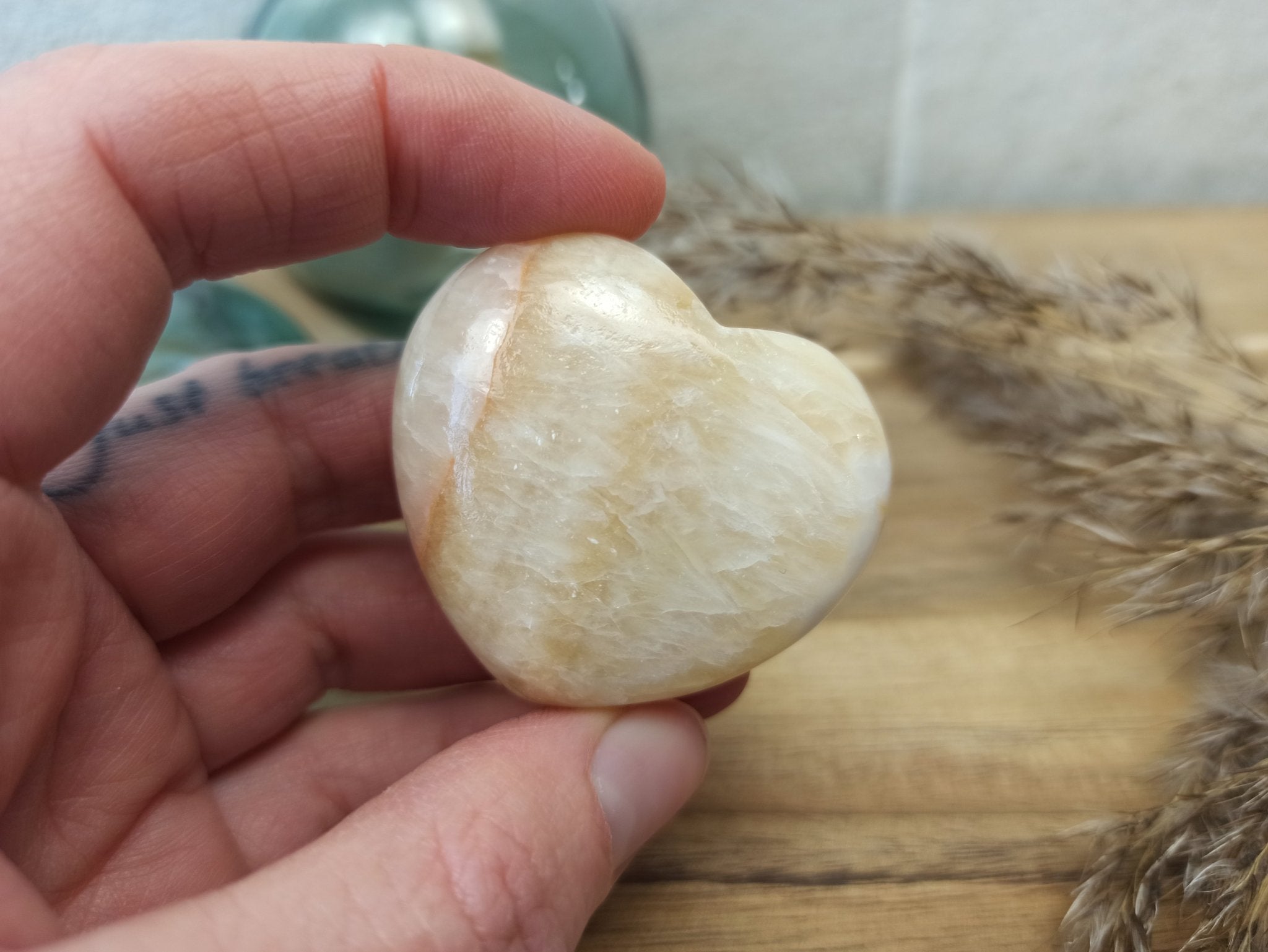 Gele calciet hart | 4,5 cm – curated crystal by Marga Jacobs | rust, symboliek en intuïtieve zelfzorg