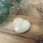 Gele calciet hart | 4,5 cm – curated crystal by Marga Jacobs | rust, symboliek en intuïtieve zelfzorg