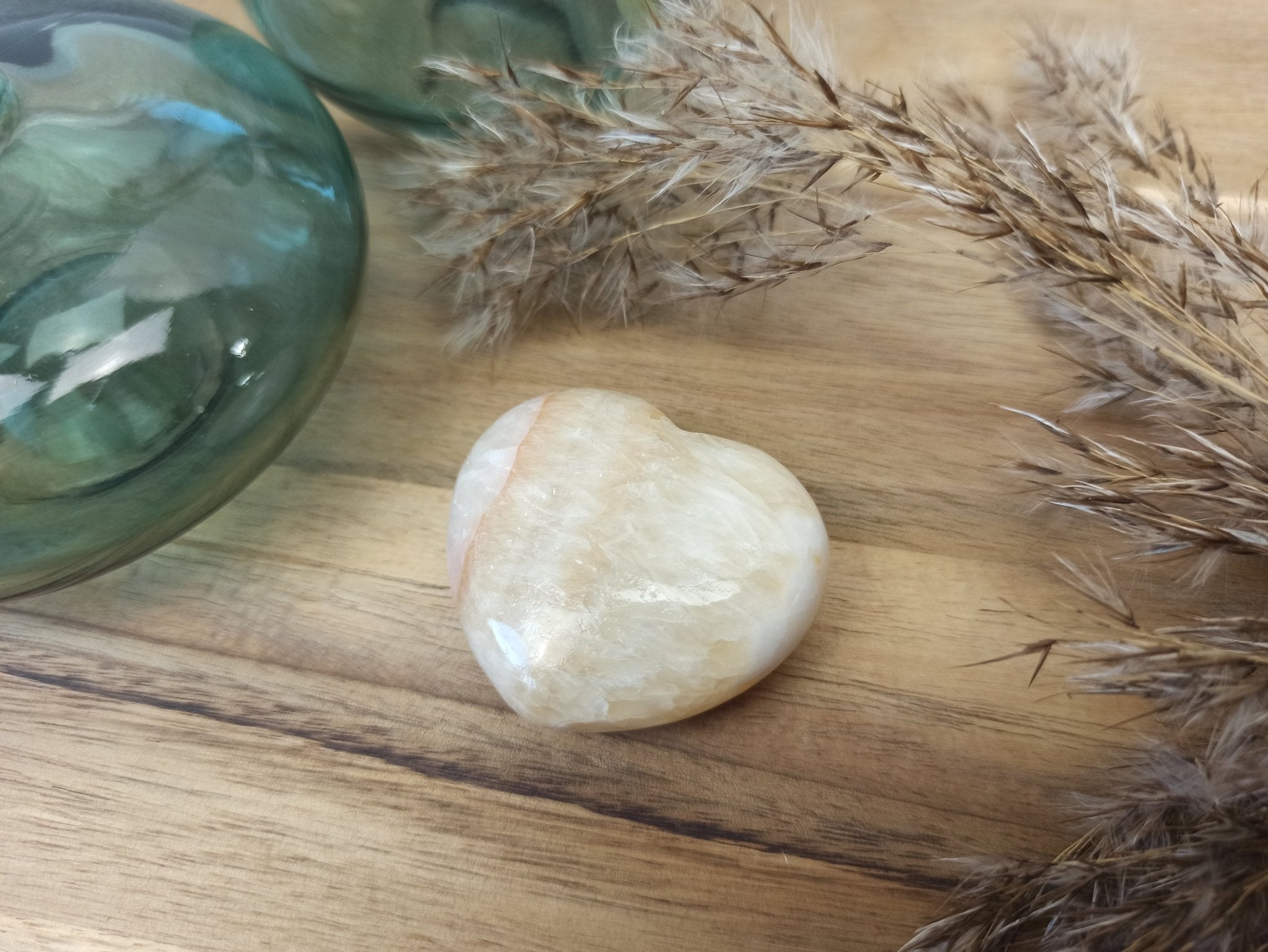 Gele calciet hart | 4,5 cm – curated crystal by Marga Jacobs | rust, symboliek en intuïtieve zelfzorg