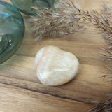 Gele calciet hart | 4,5 cm – curated crystal by Marga Jacobs | rust, symboliek en intuïtieve zelfzorg