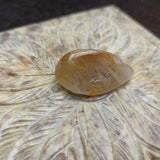 Golden Azeztuliet trommelstenen – curated crystal by Marga Jacobs | rust, symboliek en intuïtieve zelfzorg