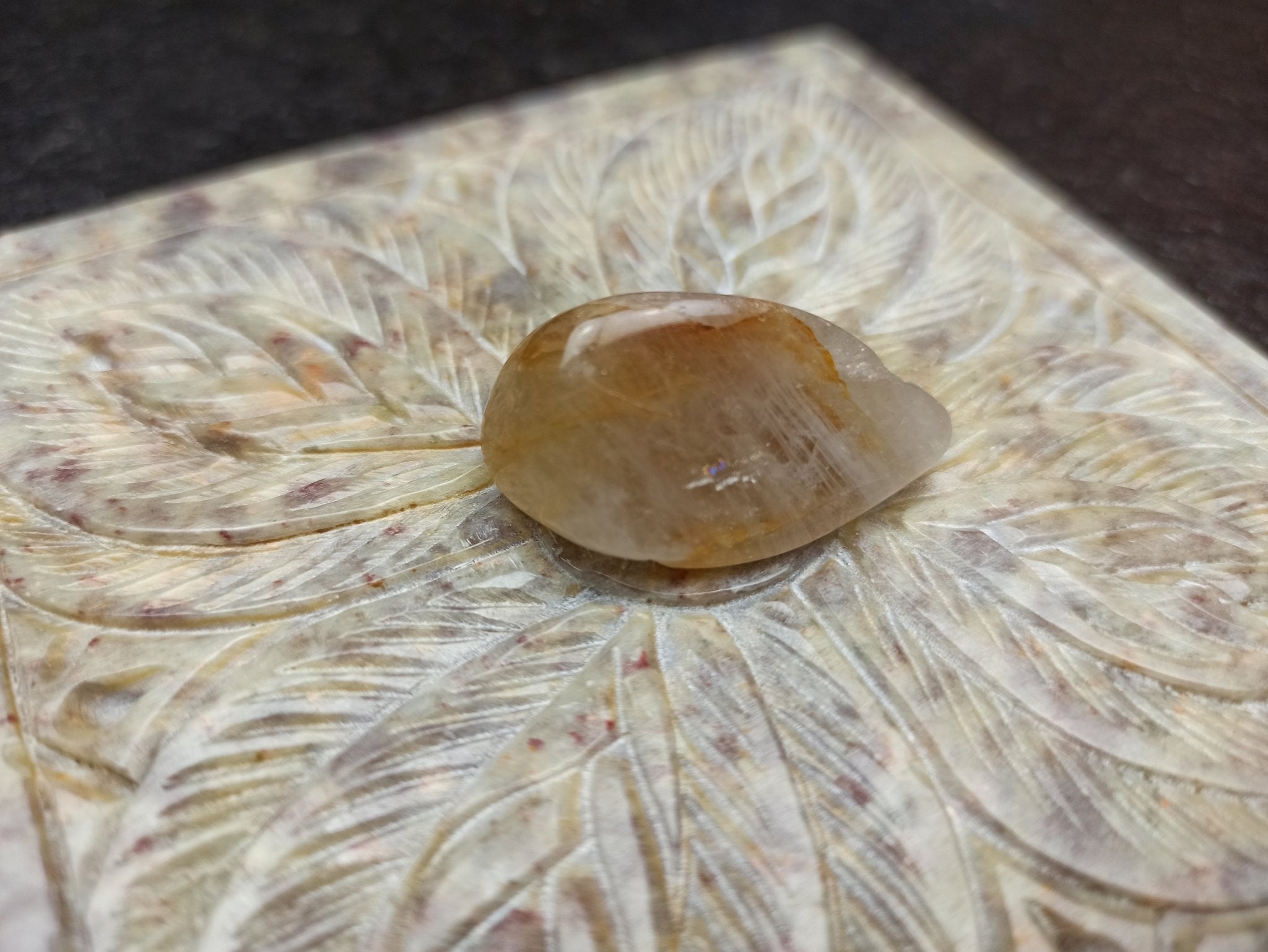 Golden Azeztuliet trommelstenen – curated crystal by Marga Jacobs | rust, symboliek en intuïtieve zelfzorg