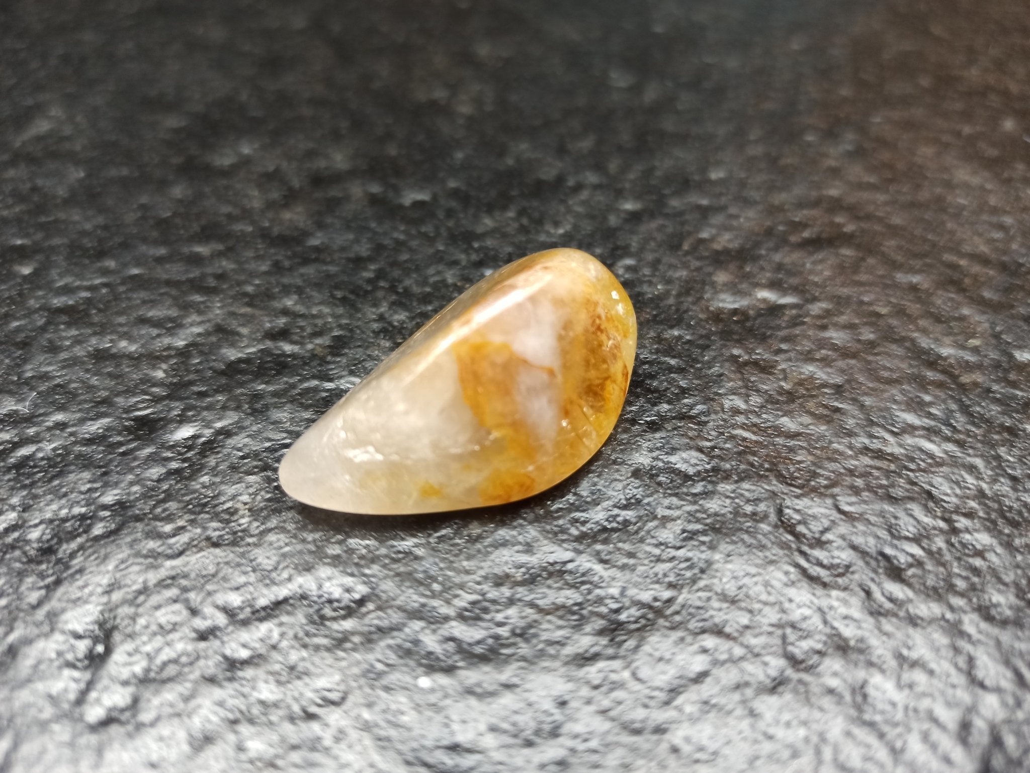 Golden Azeztuliet trommelstenen – curated crystal by Marga Jacobs | rust, symboliek en intuïtieve zelfzorg