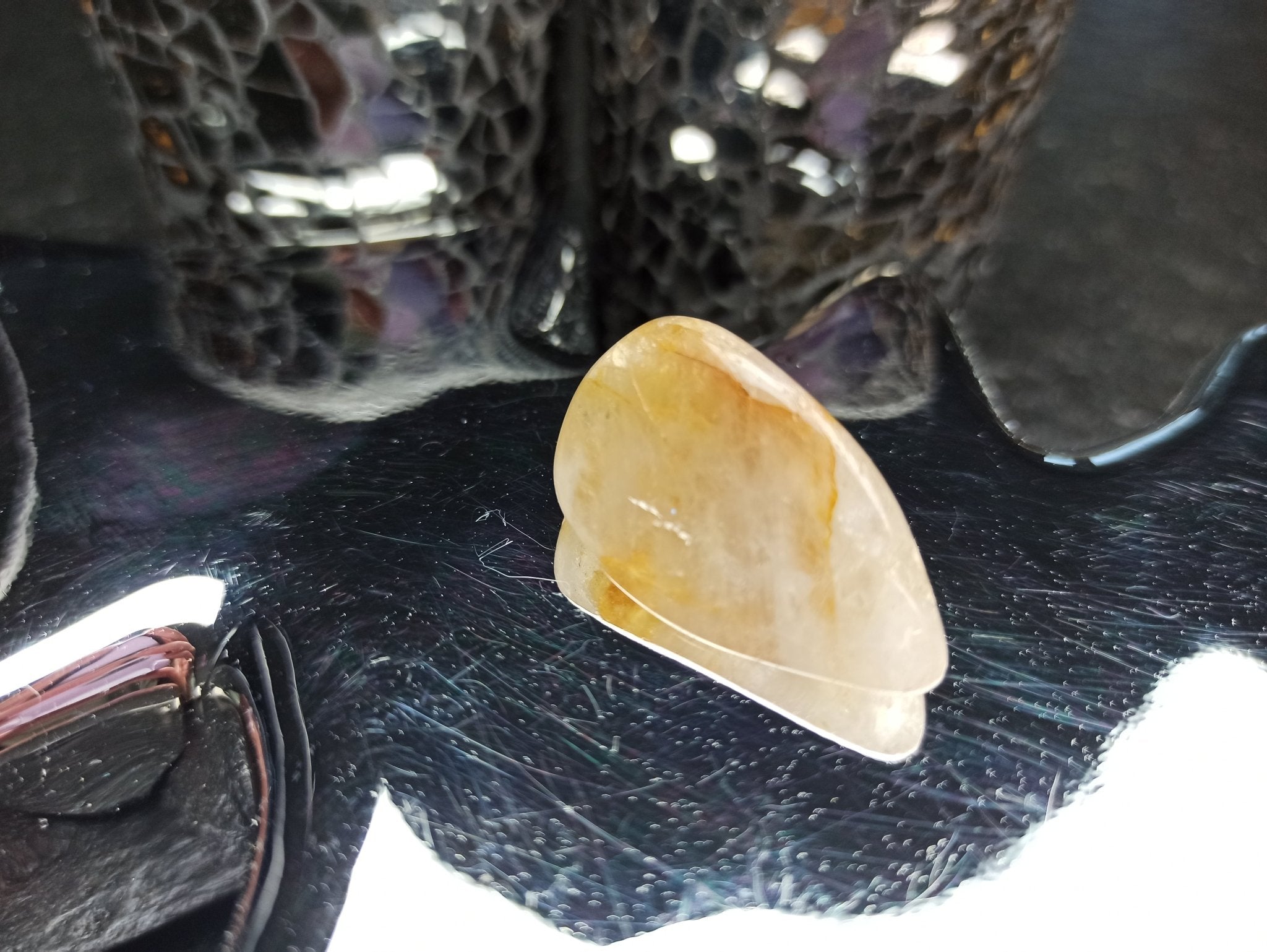 Golden Azeztuliet trommelstenen – curated crystal by Marga Jacobs | rust, symboliek en intuïtieve zelfzorg