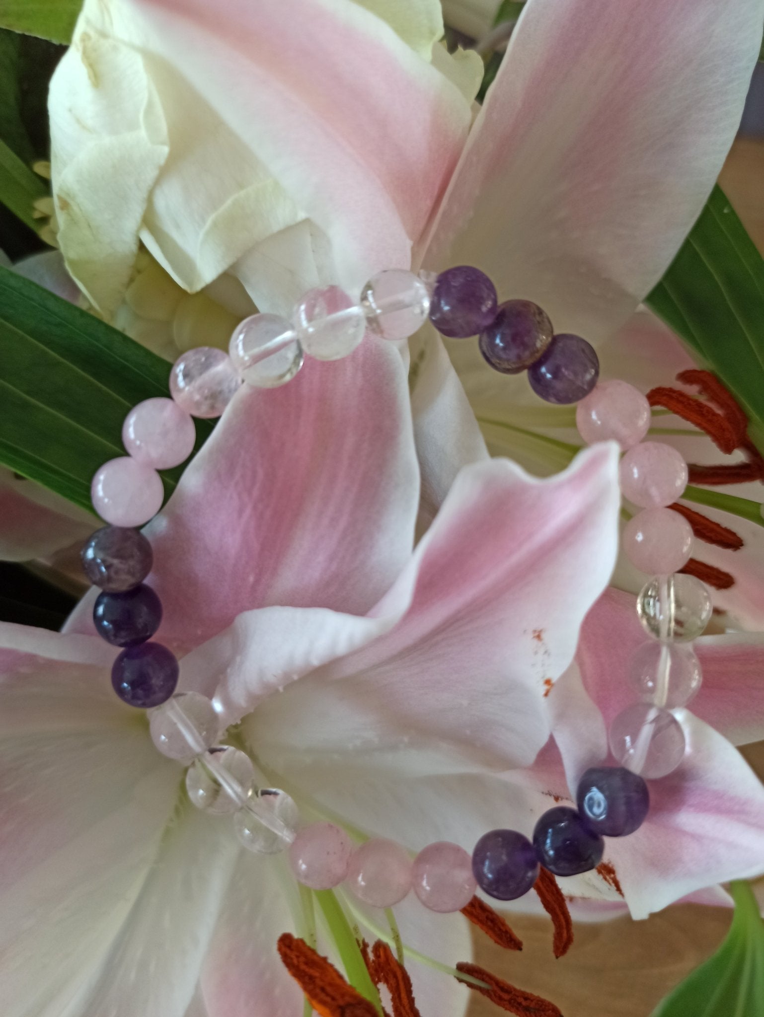 Gouden driehoek armband | 8 mm – curated crystal by Marga Jacobs | rust, symboliek en intuïtieve zelfzorg