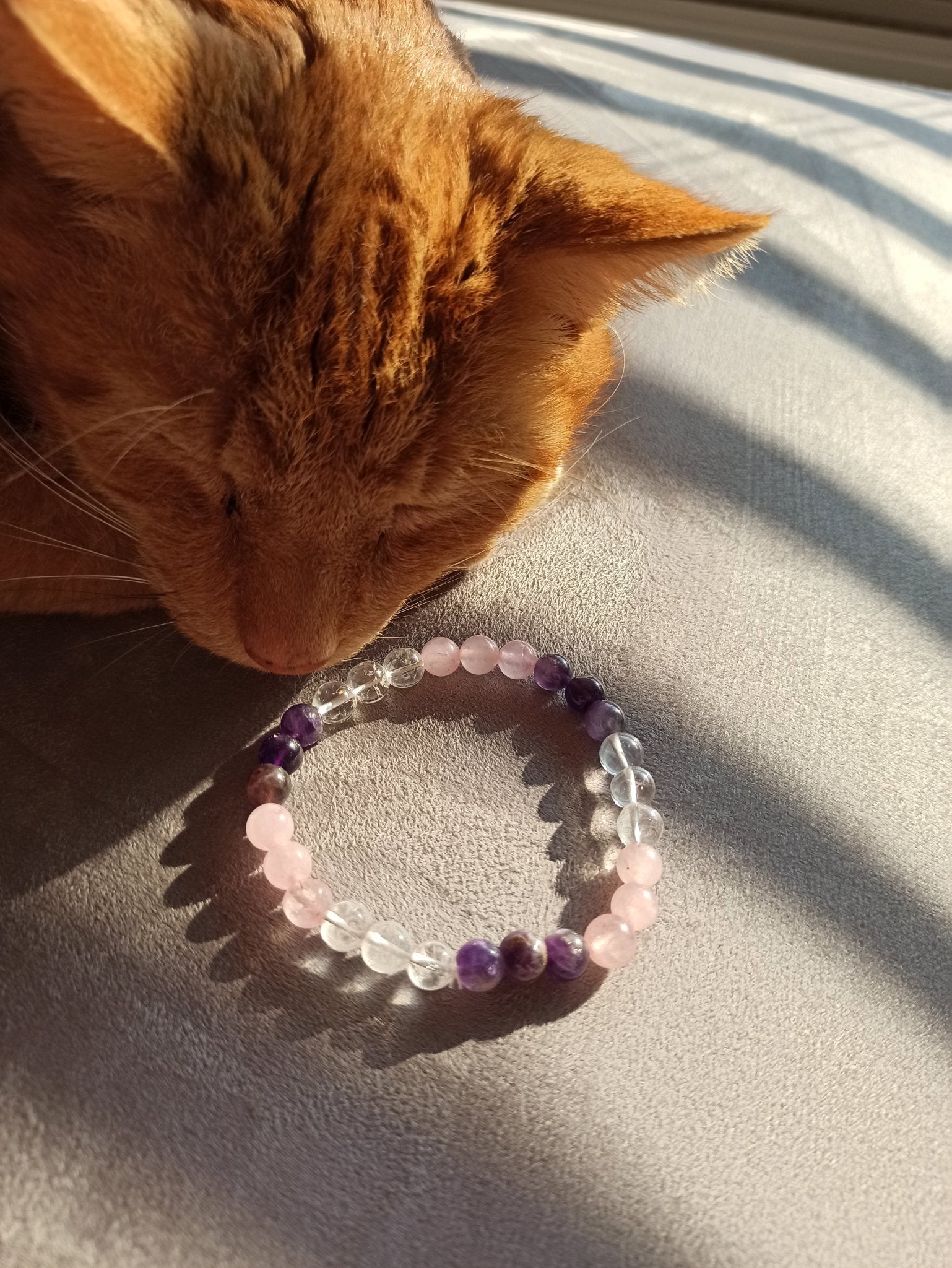 Gouden driehoek armband | 8 mm – curated crystal by Marga Jacobs | rust, symboliek en intuïtieve zelfzorg