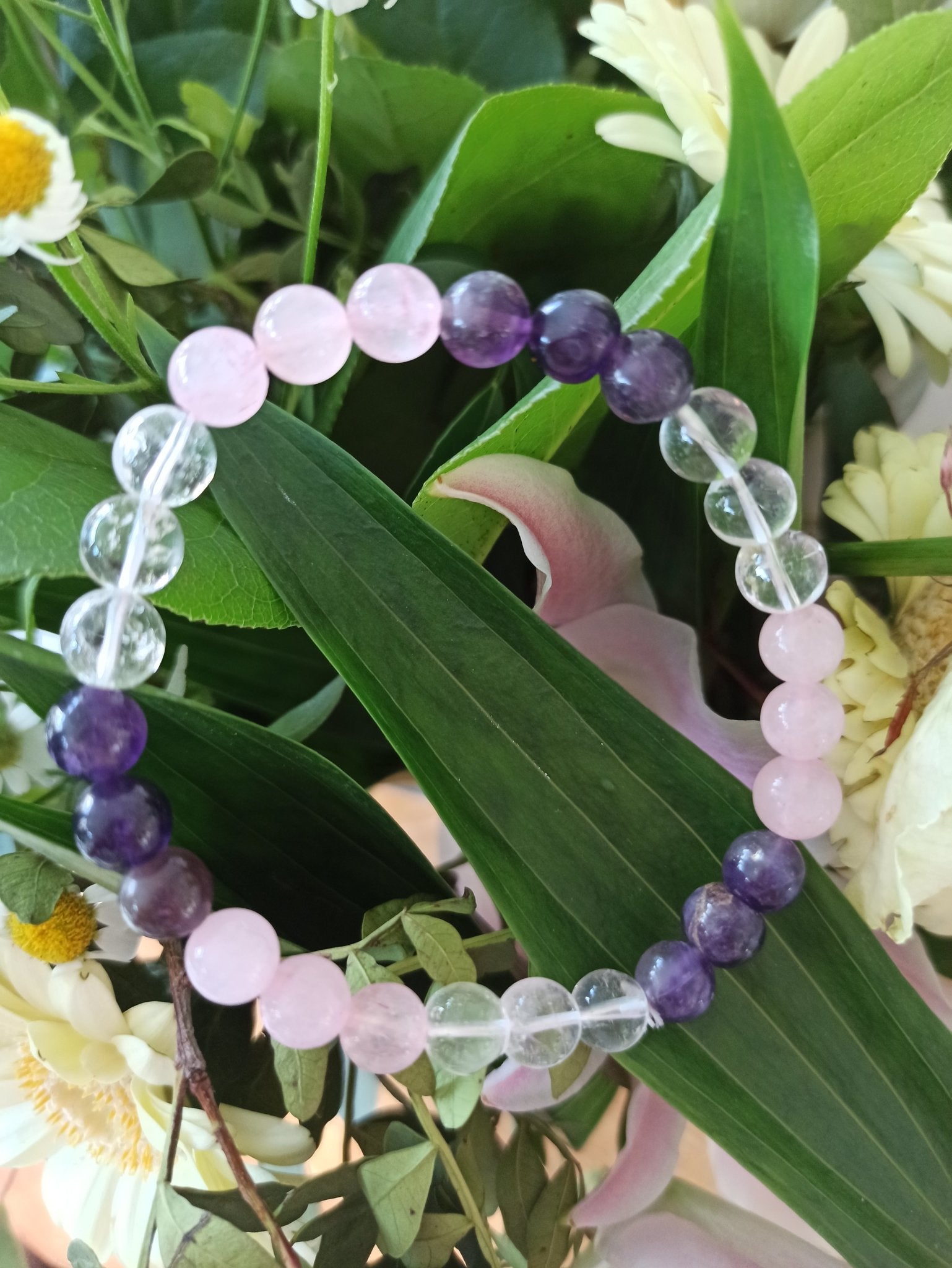 Gouden driehoek armband | 8 mm – curated crystal by Marga Jacobs | rust, symboliek en intuïtieve zelfzorg