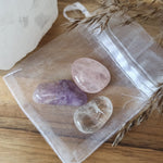 Gouden driehoek edelstenensetje – curated crystal by Marga Jacobs | rust, symboliek en intuïtieve zelfzorg