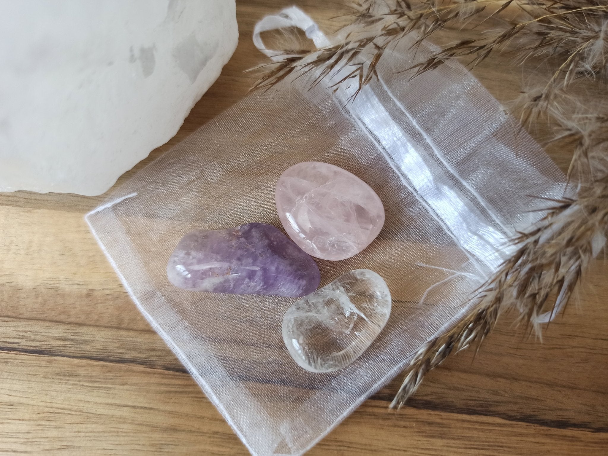 Gouden driehoek edelstenensetje – curated crystal by Marga Jacobs | rust, symboliek en intuïtieve zelfzorg