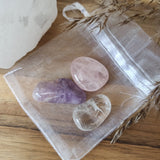 Gouden driehoek edelstenensetje – curated crystal by Marga Jacobs | rust, symboliek en intuïtieve zelfzorg