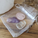 Gouden driehoek edelstenensetje – curated crystal by Marga Jacobs | rust, symboliek en intuïtieve zelfzorg