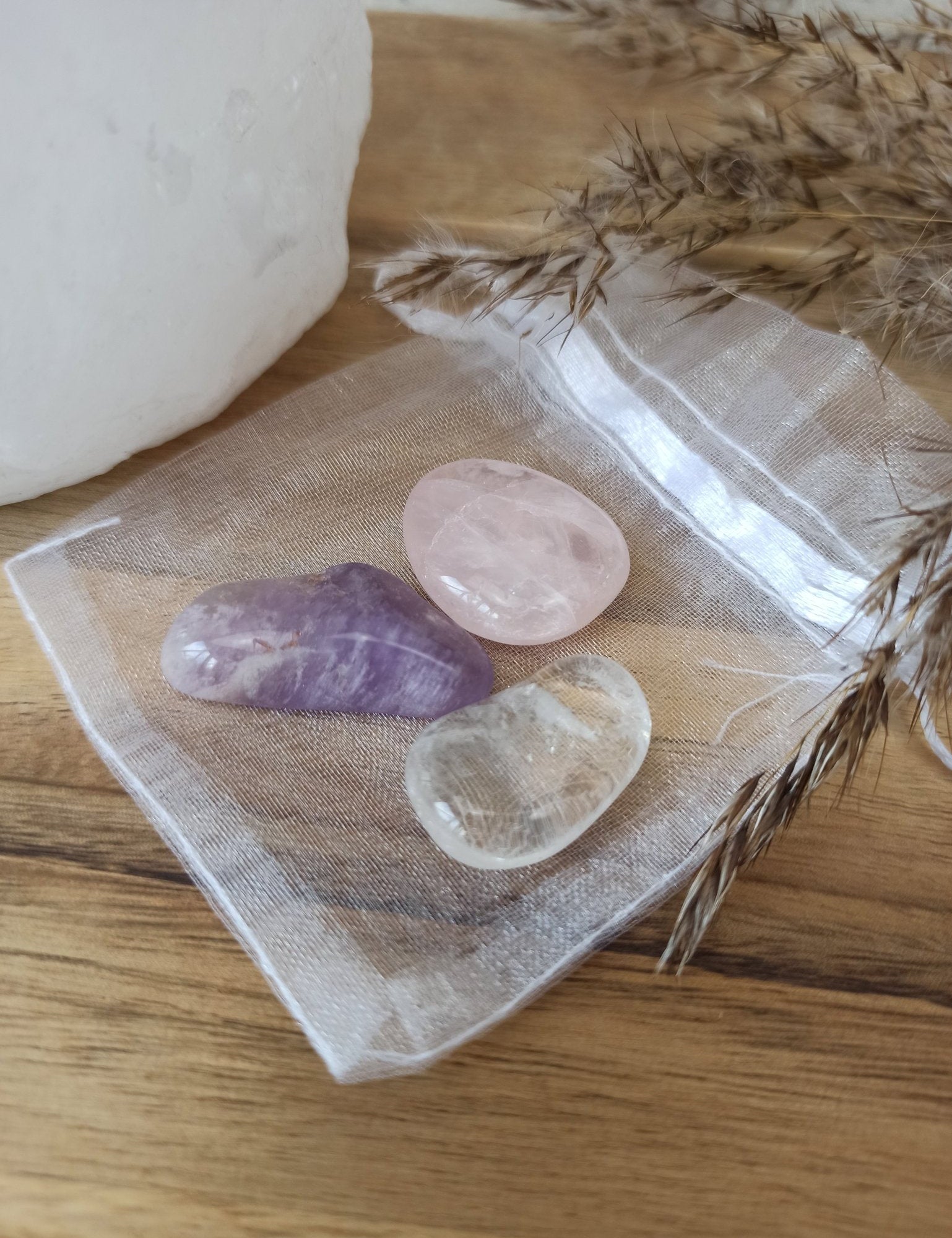 Gouden driehoek edelstenensetje – curated crystal by Marga Jacobs | rust, symboliek en intuïtieve zelfzorg