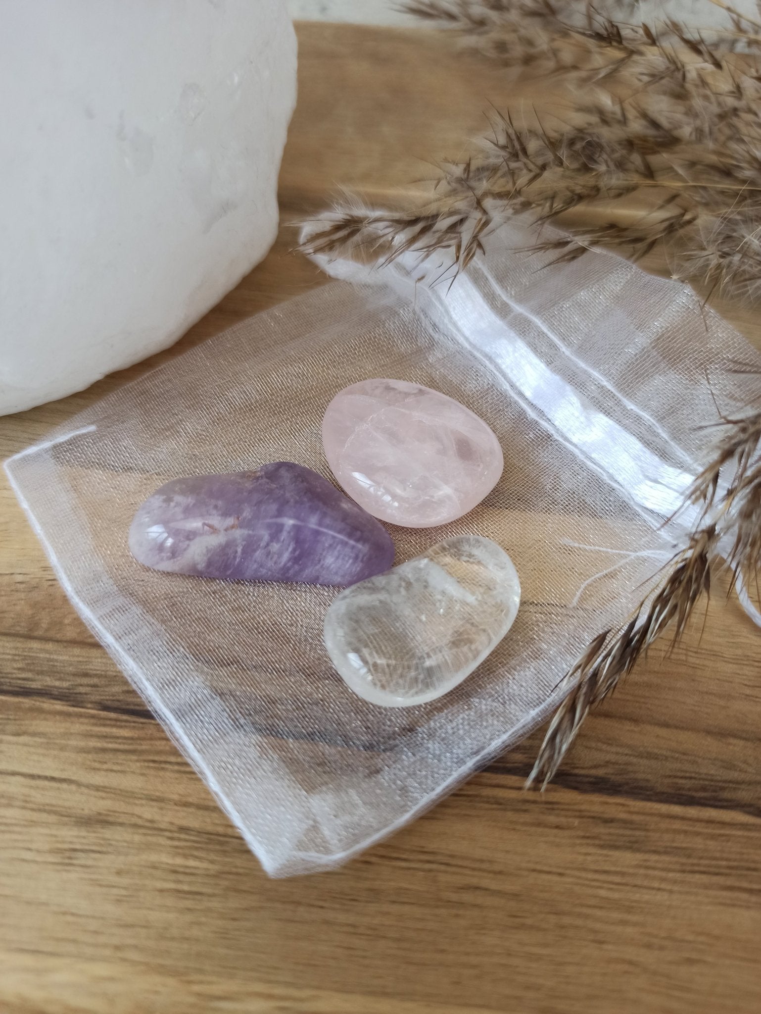 Gouden driehoek edelstenensetje – curated crystal by Marga Jacobs | rust, symboliek en intuïtieve zelfzorg