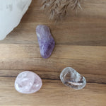 Gouden driehoek edelstenensetje – curated crystal by Marga Jacobs | rust, symboliek en intuïtieve zelfzorg