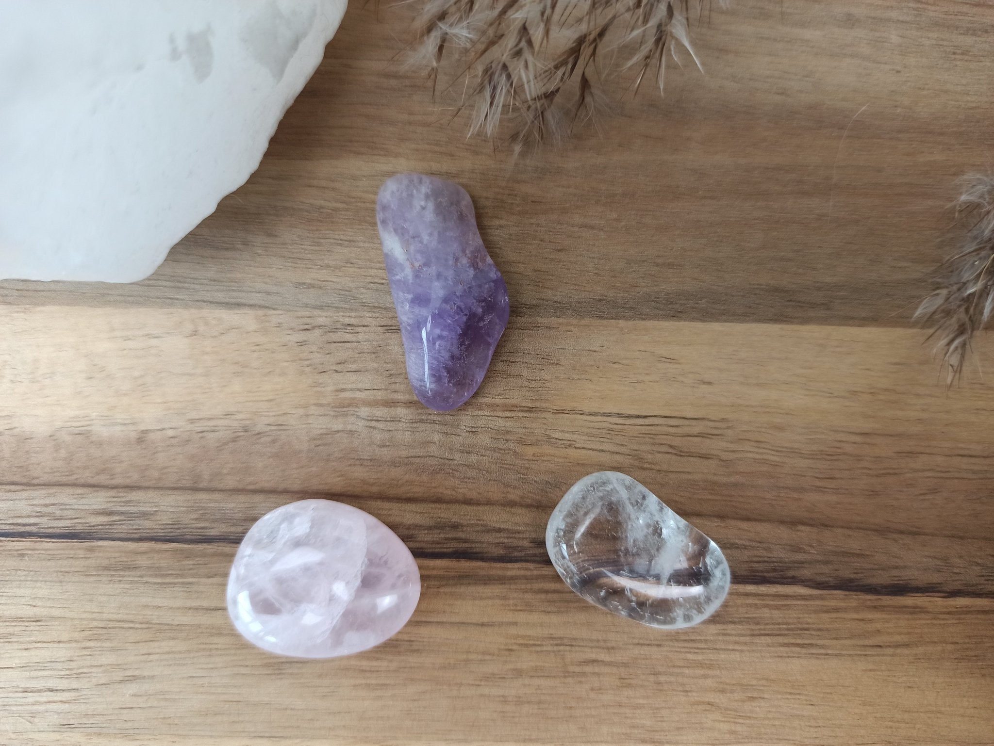 Gouden driehoek edelstenensetje – curated crystal by Marga Jacobs | rust, symboliek en intuïtieve zelfzorg