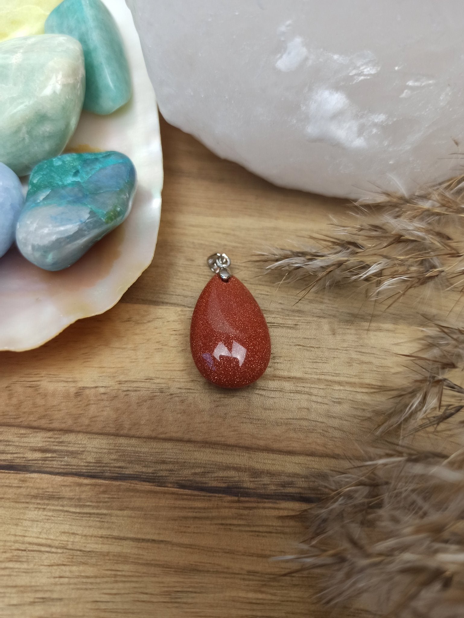 Goudstroom edelsteen hanger druppel | 25 mm – curated crystal by Marga Jacobs | rust, symboliek en intuïtieve zelfzorg