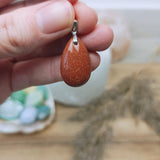 Goudstroom edelsteen hanger druppel | 25 mm – curated crystal by Marga Jacobs | rust, symboliek en intuïtieve zelfzorg