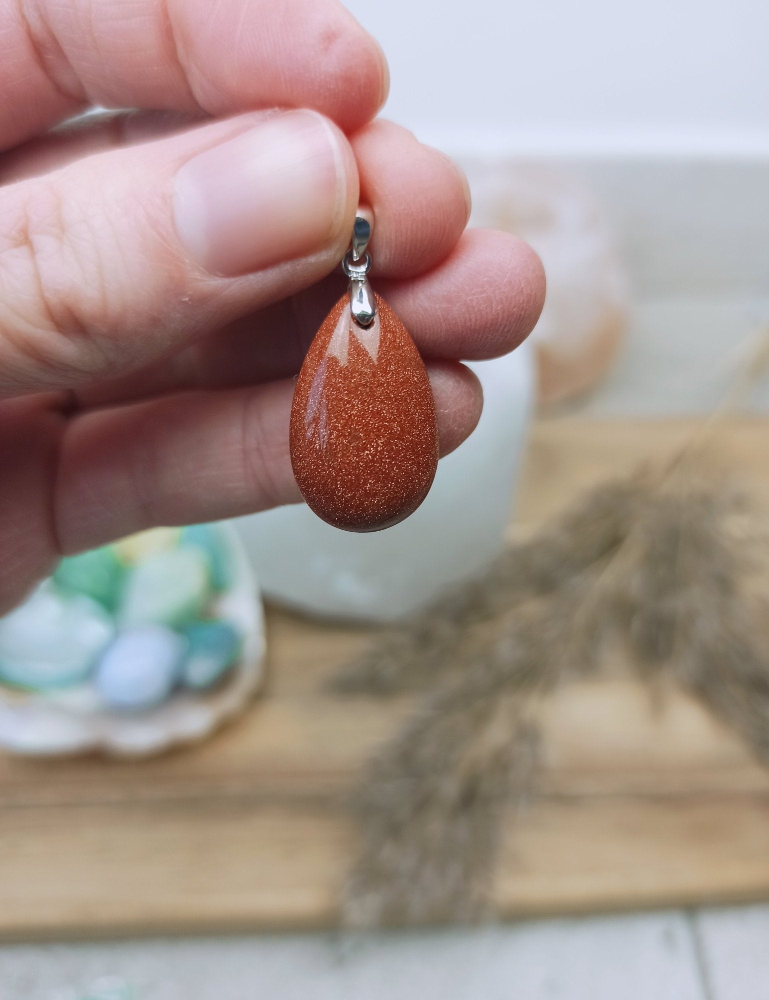 Goudstroom edelsteen hanger druppel | 25 mm – curated crystal by Marga Jacobs | rust, symboliek en intuïtieve zelfzorg