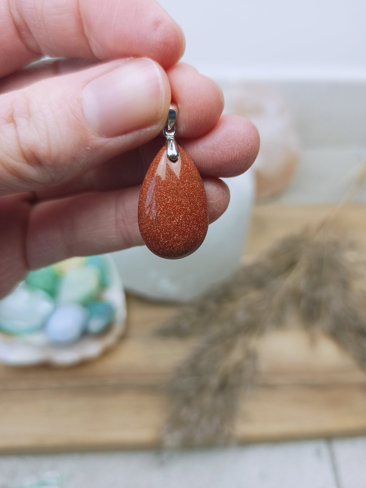 Goudstroom edelsteen hanger druppel | 25 mm – curated crystal by Marga Jacobs | rust, symboliek en intuïtieve zelfzorg