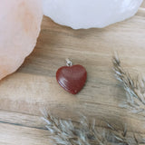 Goudstroom edelsteen hanger hart | 20 mm – curated crystal by Marga Jacobs | rust, symboliek en intuïtieve zelfzorg