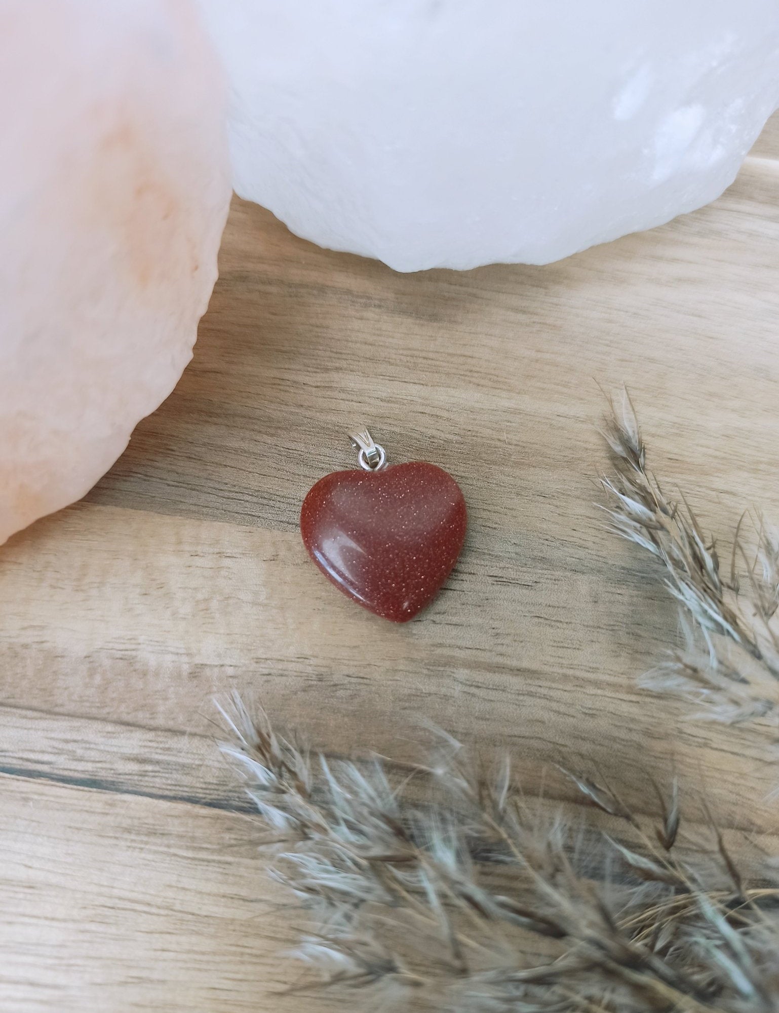 Goudstroom edelsteen hanger hart | 20 mm – curated crystal by Marga Jacobs | rust, symboliek en intuïtieve zelfzorg