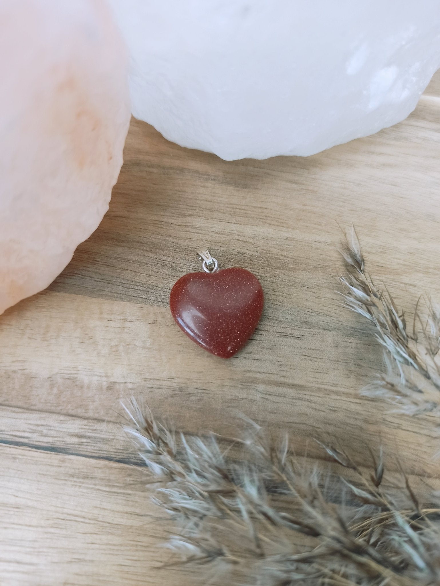 Goudstroom edelsteen hanger hart | 20 mm – curated crystal by Marga Jacobs | rust, symboliek en intuïtieve zelfzorg