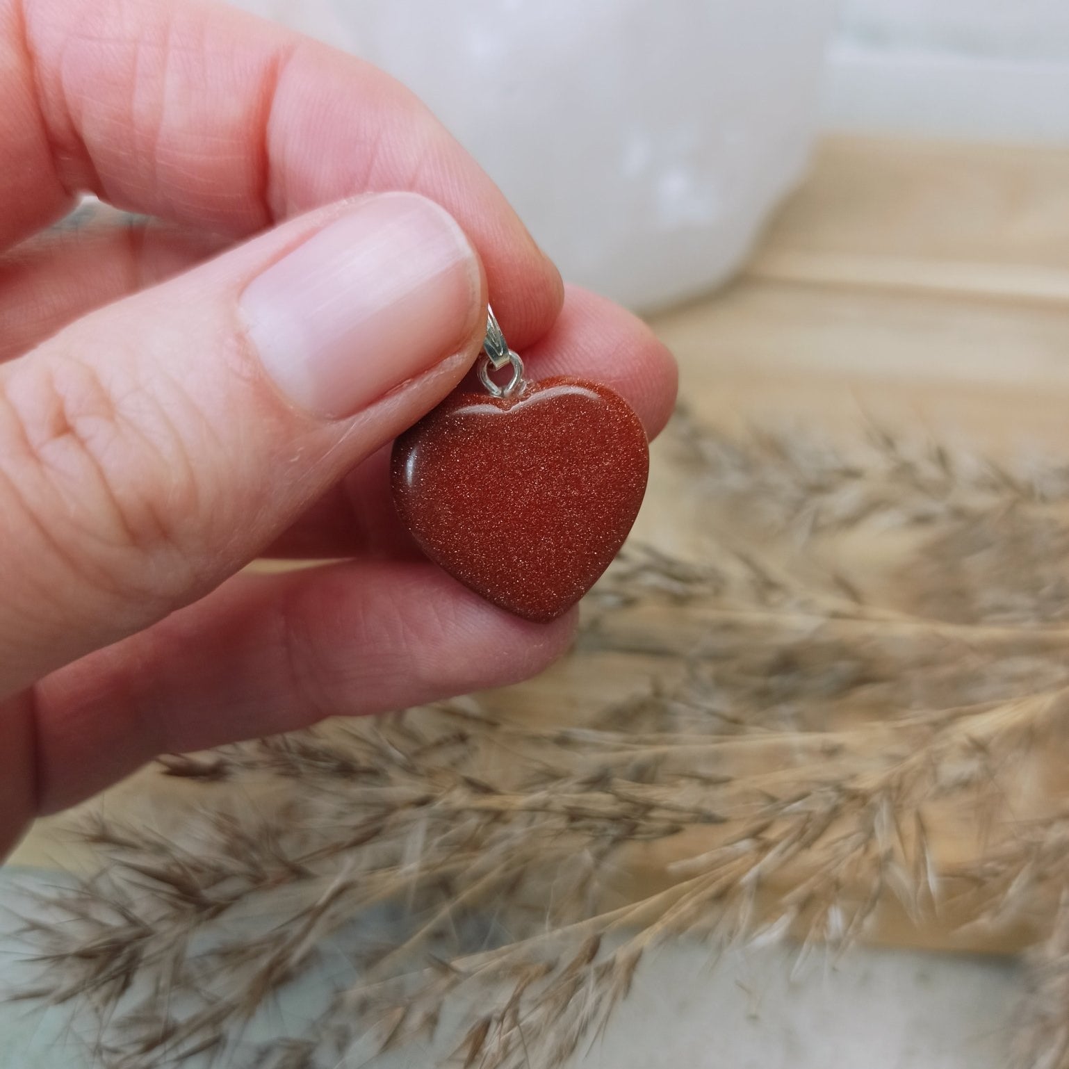Goudstroom edelsteen hanger hart | 20 mm – curated crystal by Marga Jacobs | rust, symboliek en intuïtieve zelfzorg
