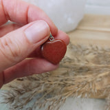 Goudstroom edelsteen hanger hart | 20 mm – curated crystal by Marga Jacobs | rust, symboliek en intuïtieve zelfzorg