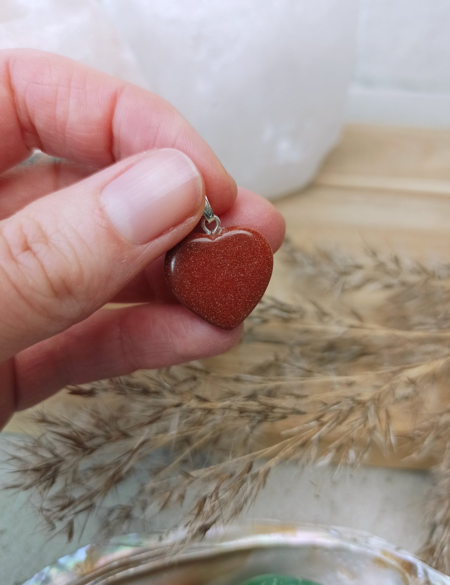 Goudstroom edelsteen hanger hart | 20 mm – curated crystal by Marga Jacobs | rust, symboliek en intuïtieve zelfzorg