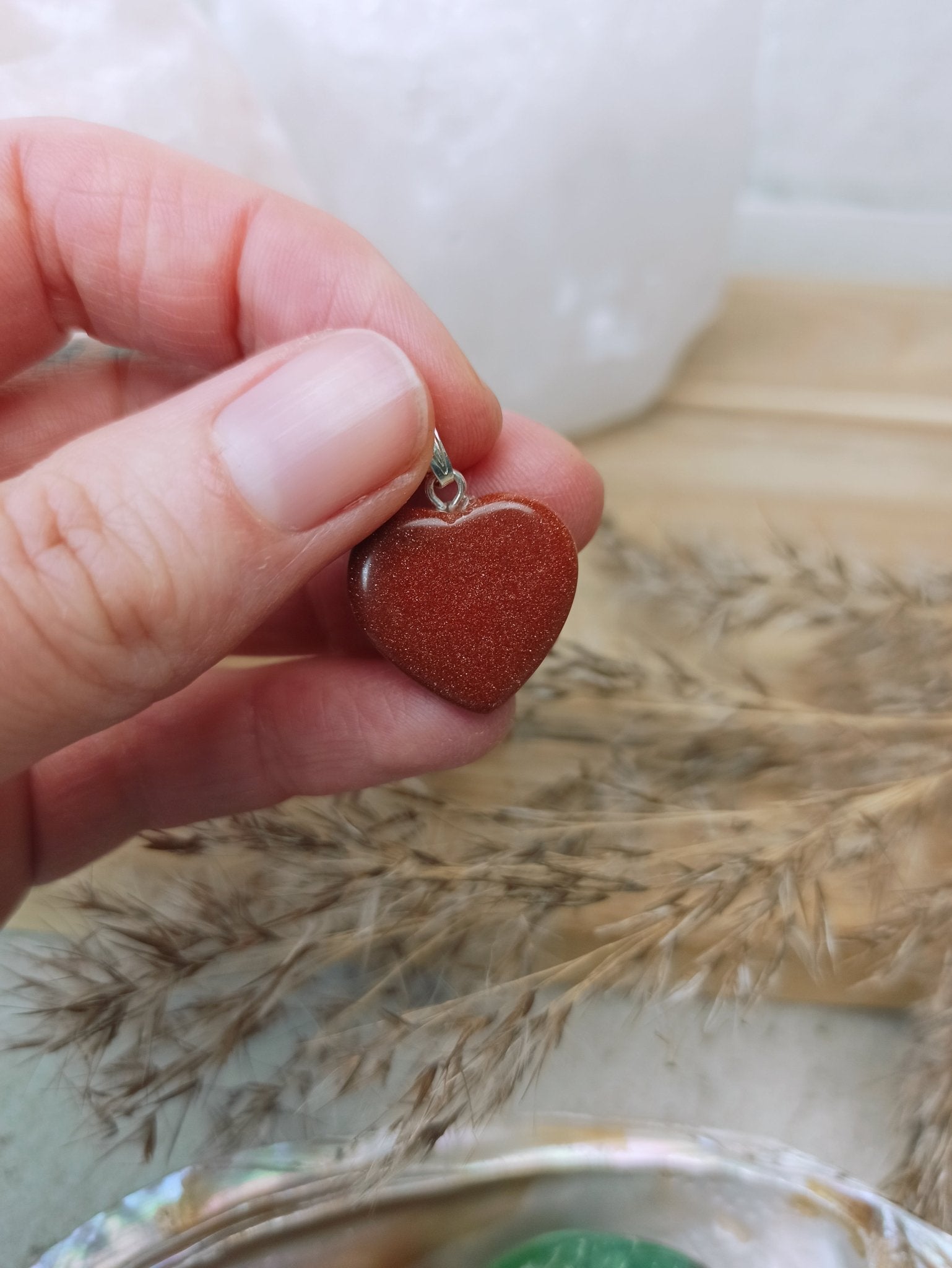 Goudstroom edelsteen hanger hart | 20 mm – curated crystal by Marga Jacobs | rust, symboliek en intuïtieve zelfzorg