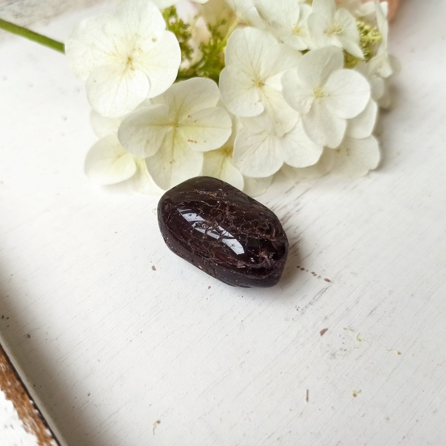Granaat trommelstenen – curated crystal by Marga Jacobs | rust, symboliek en intuïtieve zelfzorg