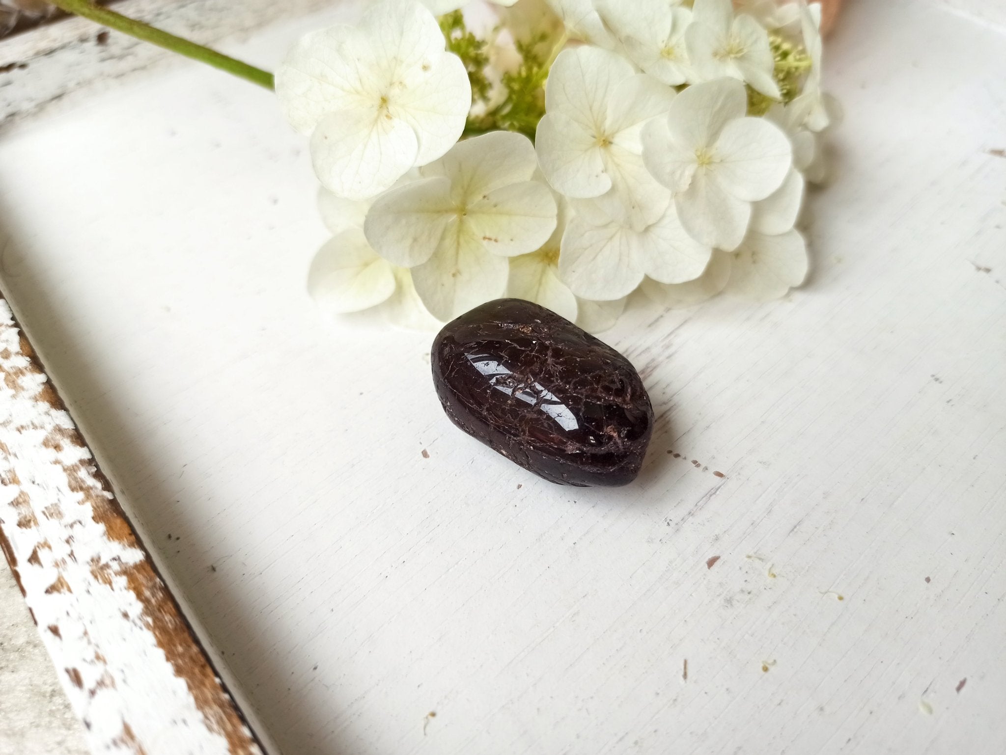 Granaat trommelstenen – curated crystal by Marga Jacobs | rust, symboliek en intuïtieve zelfzorg