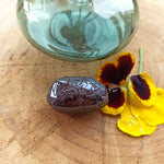 Granaat trommelstenen – curated crystal by Marga Jacobs | rust, symboliek en intuïtieve zelfzorg