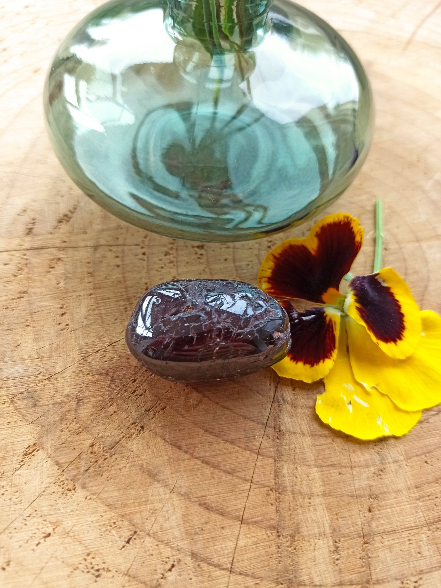 Granaat trommelstenen – curated crystal by Marga Jacobs | rust, symboliek en intuïtieve zelfzorg