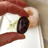 Granaat trommelstenen – curated crystal by Marga Jacobs | rust, symboliek en intuïtieve zelfzorg