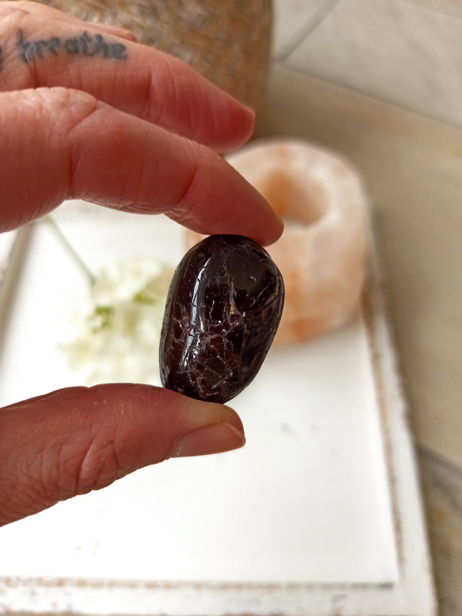 Granaat trommelstenen – curated crystal by Marga Jacobs | rust, symboliek en intuïtieve zelfzorg