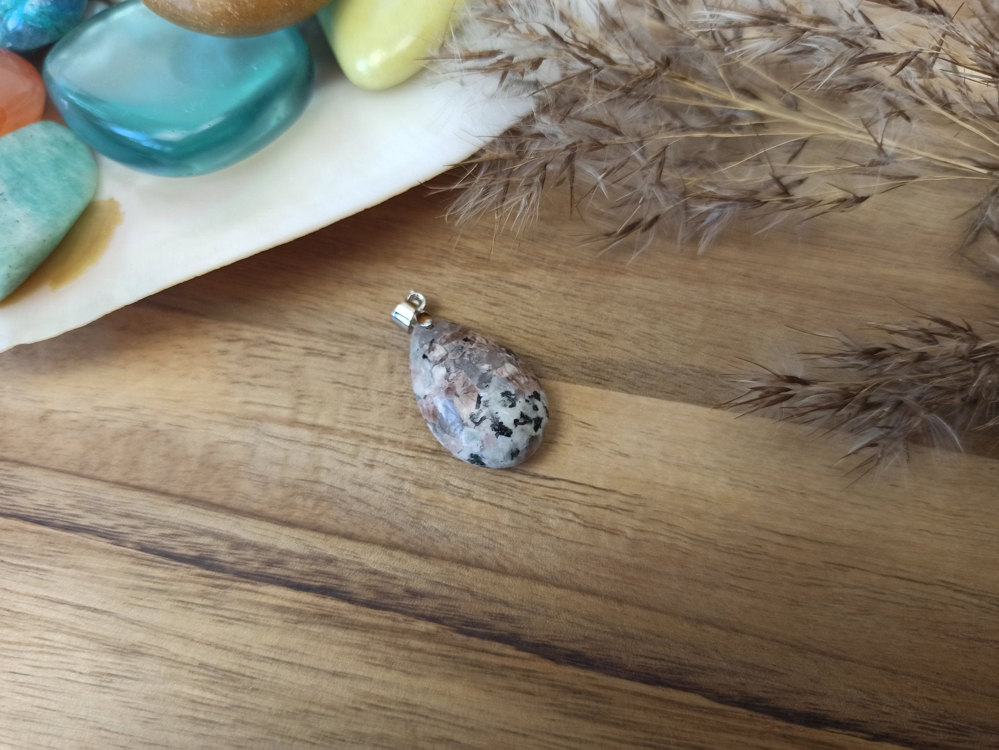 Graniet edelsteen hanger druppel | 25 mm – curated crystal by Marga Jacobs | rust, symboliek en intuïtieve zelfzorg