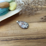 Graniet edelsteen hanger druppel | 25 mm – curated crystal by Marga Jacobs | rust, symboliek en intuïtieve zelfzorg