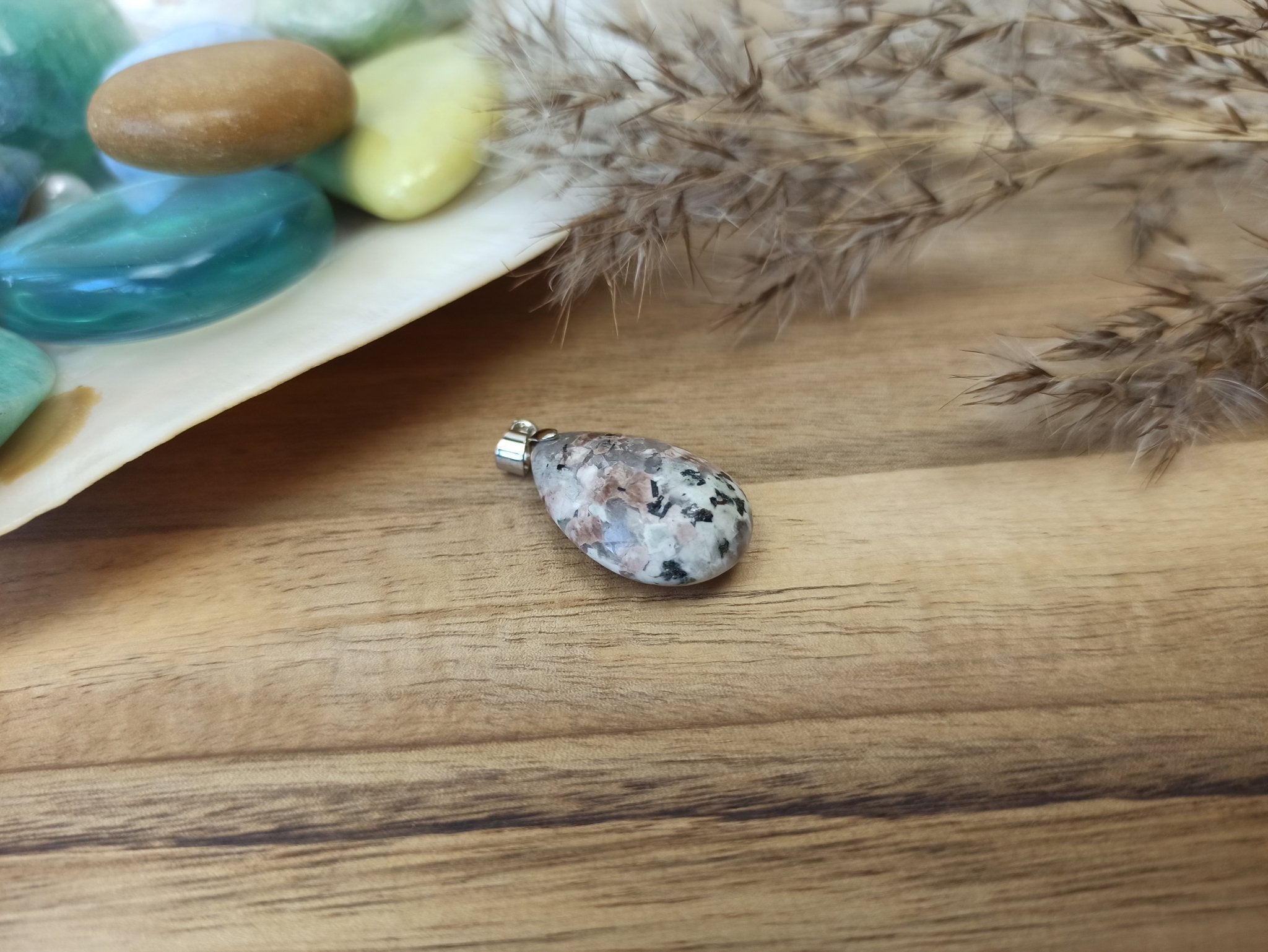 Graniet edelsteen hanger druppel | 25 mm – curated crystal by Marga Jacobs | rust, symboliek en intuïtieve zelfzorg