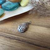 Graniet edelsteen hanger druppel | 25 mm – curated crystal by Marga Jacobs | rust, symboliek en intuïtieve zelfzorg