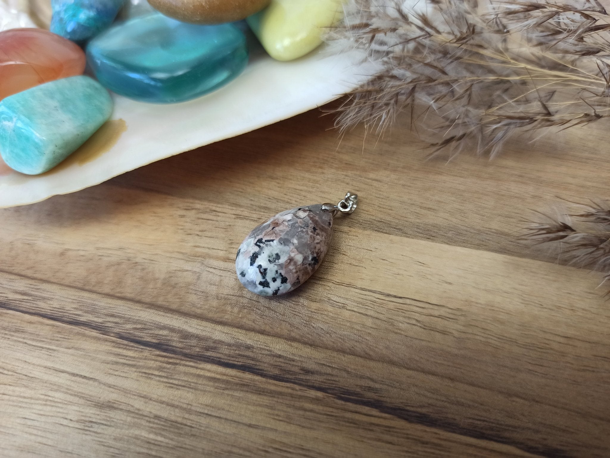 Graniet edelsteen hanger druppel | 25 mm – curated crystal by Marga Jacobs | rust, symboliek en intuïtieve zelfzorg