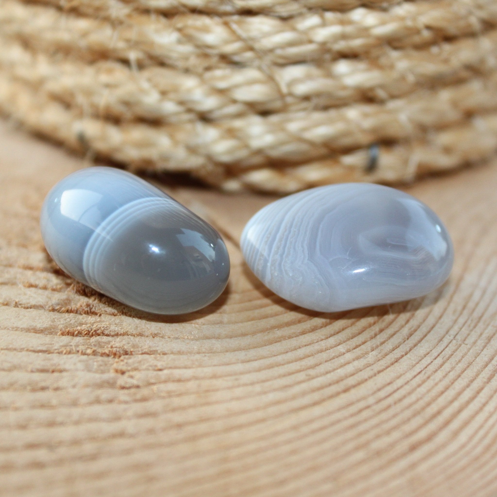 Grijs gestreepte agaat trommelstenen – curated crystal by Marga Jacobs | rust, symboliek en intuïtieve zelfzorg