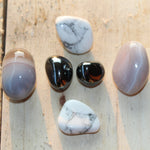 Grijs gestreepte agaat trommelstenen – curated crystal by Marga Jacobs | rust, symboliek en intuïtieve zelfzorg