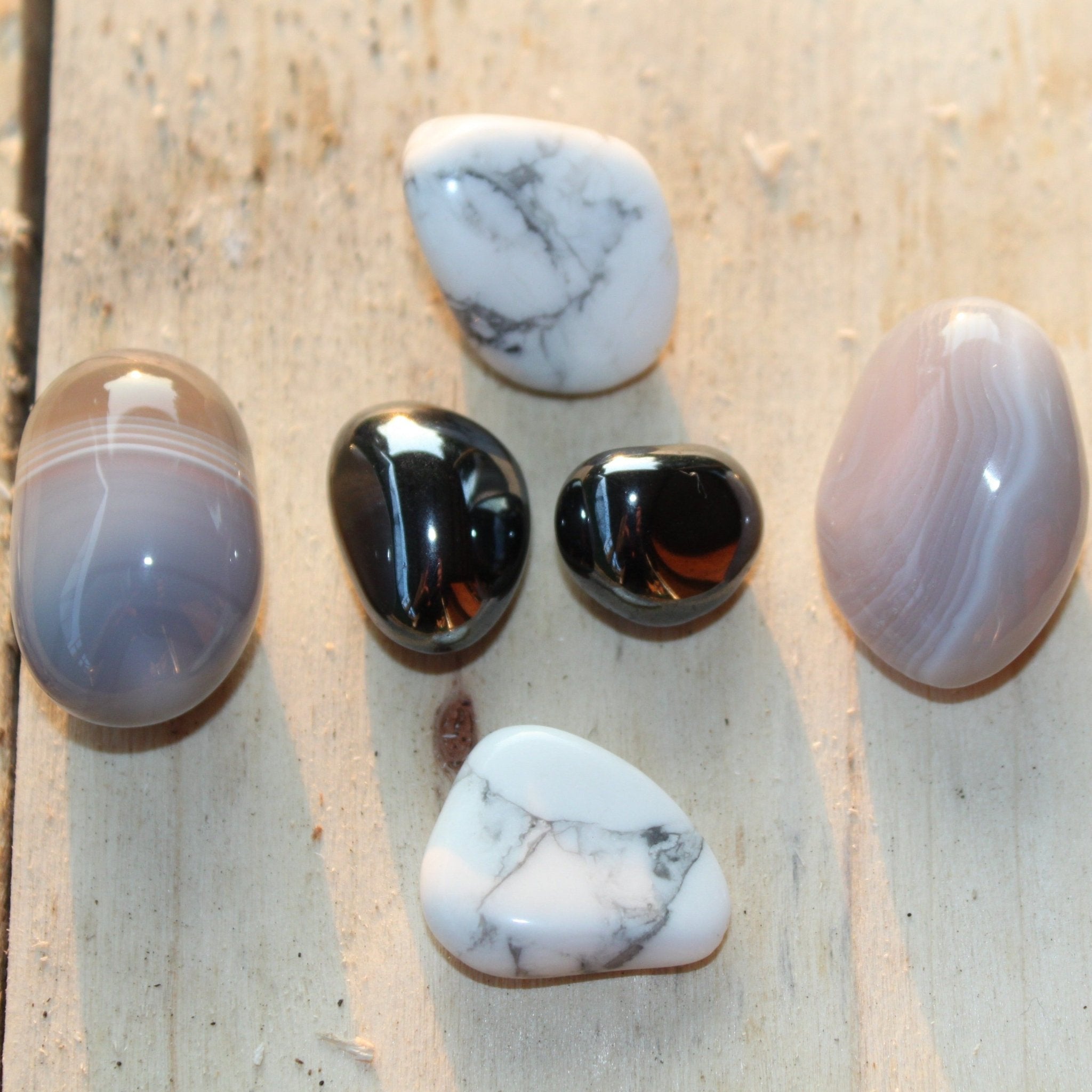 Grijs gestreepte agaat trommelstenen – curated crystal by Marga Jacobs | rust, symboliek en intuïtieve zelfzorg