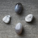 Grijs gestreepte agaat trommelstenen – curated crystal by Marga Jacobs | rust, symboliek en intuïtieve zelfzorg